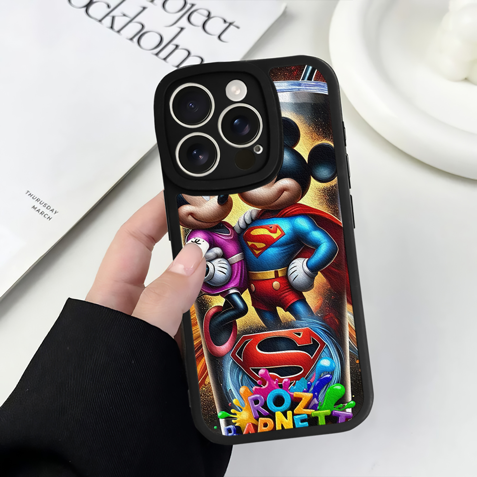 （画像用） ミッキーマウス Mickey Mouse 【iPhone 16シリーズ対応】シリコンスマホケース（レザー調） 材質：シリコン